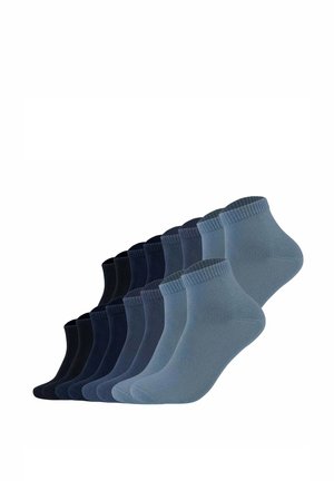 Zehn Paar Knöchelsocken in den Farbtönen Schwarz, Navy und Blau, in einer Reihe vor weißem Hintergrund angeordnet.