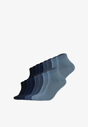 Zehn Paar Knöchelsocken in den Farbtönen Schwarz, Navy und Blau, in einer Reihe vor weißem Hintergrund angeordnet.