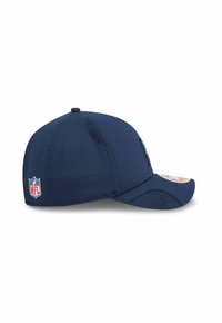 Marineblaue Kappe mit gewölbtem Schirm, aus glattem Stoff hergestellt, mit einem Netzpaneel und einem NFL-Logopatch an der Seite.