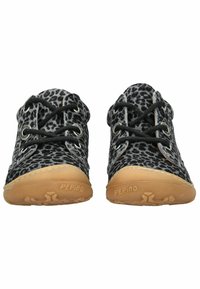 Chaussures à motif léopard noir et gris avec des lacets noirs, bout rond et semelle en caoutchouc beige. Présente des coutures le long des bords de la chaussure.
