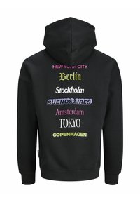 Sudadera negra con un gran gráfico en la parte posterior que presenta nombres de ciudades en varias tipografías y colores: rosa, verde, azul, blanco y amarillo.