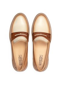 Zapatos de piel marrón y beis tipo mocasín con una correa decorativa, puntera redondeada, costuras en contraste y una plantilla texturizada con marca.
