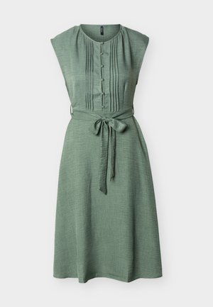 Μίντι φόρεμα σε χρώμα φασκόμηλο, χωρίς μανίκια, με υφασμάτινα κουμπιά στο μπροστινό μέρος, κάθετες πιέτες και ζώνη μέσης που δένεται, φτιαγμένη από υφή υφάσματος.