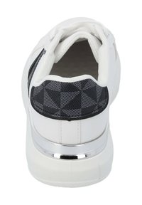 Białe sneakersy z teksturowanym czarnym panelem na pięcie, zdobionym geometrycznym wzorem, sznurowanym przodem oraz srebrnym wykończeniem wokół podeszwy.