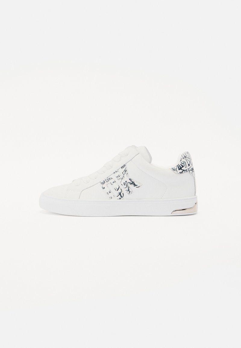 Sneaker bianca con tomaia liscia, logo in rilievo discreto, dettaglio del tallone con motivo e suola in gomma bianca. Caratterizzata da un design con lacci.