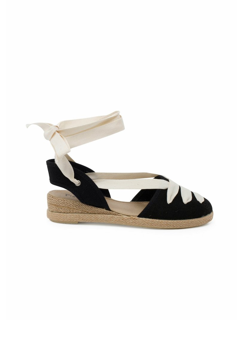 Černé plátěné espadrilky s béžovými stuhami, s klínovou podrážkou, pleteným jute detailem a výřezovým designem na svršku. Texturovaný povrch.
