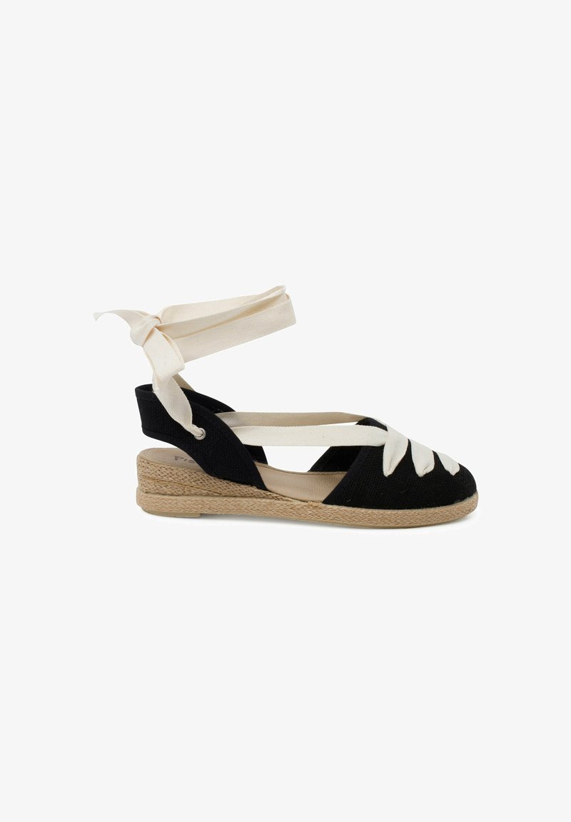 Espadrille en toile noire avec des liens en ruban beige, semelle compensée, détail en jute tressé et design découpé sur le dessus. Fini en tissu texturé.