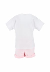 Camiseta de algodón blanca de manga corta y pantalones cortos de algodón rosa con puños enrollados, que presentan un diseño simple y limpio.