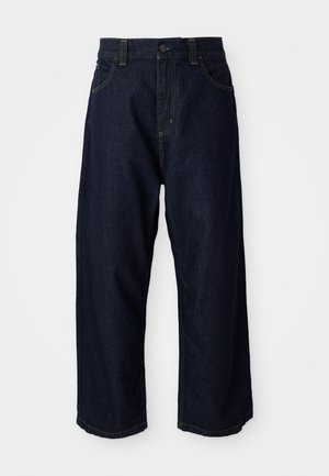 Mørkeblå denimbukser med en avslappet passform, som har knappestang, beltehemper og gule sømmer på lommer og sømmer.