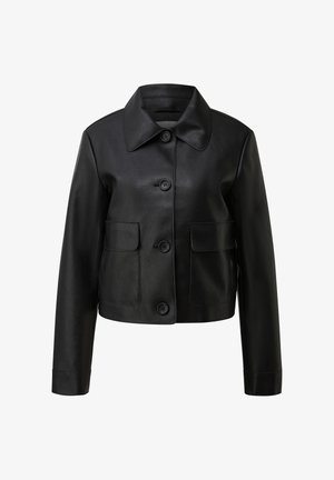 Schwarze Kunstlederjacke mit spitzem Kragen, vier Knöpfen vorne und zwei großen Pattentaschen auf Taillenhöhe.