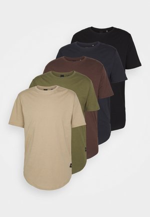 Fem t-skjorter arrangert i gradientfarger: beige, oliven, brun, mørk blå og svart. Laget av myk bomull med korte ermer og rund hals.