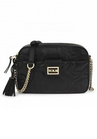 Bolso de hombro negro hecho de tela texturizada con patrón en relieve, herrajes dorados, una correa de cadena y un detalle de borla. Tamaño y forma son rectangulares.