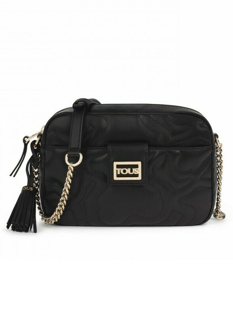 Bolso de hombro negro hecho de tela texturizada con patrón en relieve, herrajes dorados, una correa de cadena y un detalle de borla. Tamaño y forma son rectangulares.