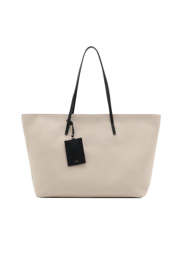 Sac fourre-tout beige avec une surface texturée, poignées en cuir noir et une étiquette noire amovible. Conception spacieuse adaptée à un usage quotidien.