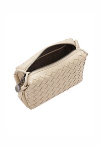 Beige vævet læder clutchtaske med lynlås, glat indre og afrundede kanter. Har et lille hardware detaljer nær lynlåsen.