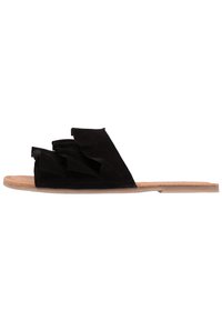 Svart mocka slip-on sandal med lager av volangdesign på överdelen, öppen tå och platt korksula. Minimalistisk och lätt konstruktion.
