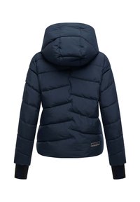 Námornícky modrý prešívaný puffer kabát s pripevnenou kapucňou a dlhými rukávmi, zobrazený zozadu.