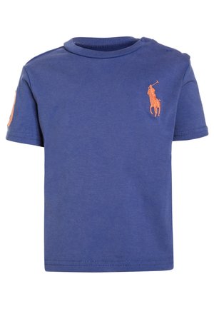 T-shirt bleu pour tout-petit avec des manches courtes, des boutons-pression à l'épaule et un petit logo de joueur de polo brodé orange sur la poitrine et la manche.