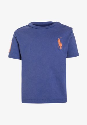 T-shirt bleu pour tout-petit avec des manches courtes, des boutons-pression à l'épaule et un petit logo de joueur de polo brodé orange sur la poitrine et la manche.
