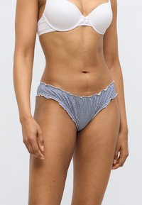 Μπλε και λευκό καρό κάτω μέρος μπικίνι με βολάν στις άκρες και εκρού περίγραμμα, κατασκευασμένο από απαλό ύφασμα. Διαθέτει χαμηλή μέση.