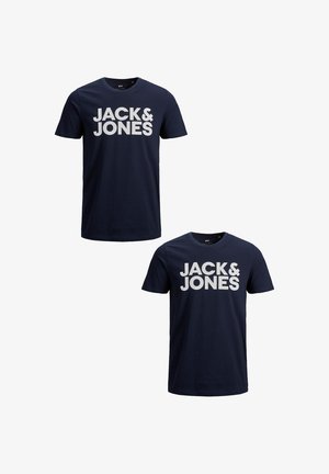 Marineblaue Baumwoll-T-Shirts mit großem weißen "JACK & JONES"-Text auf der Vorderseite. Kurzarm- und Rundhalsausschnitt-Design. Zwei Shirts abgebildet.