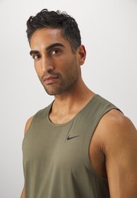 Nike Performance READY - Felső - medium olive/black