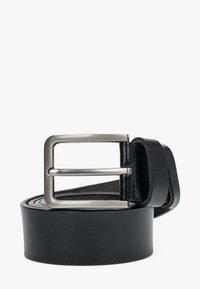 Černý kožený pásek s kartáčovanou kovovou obdélníkovou sponou. Pásek je hladký, zaoblený a široký 3 cm, s jedním okem pro nastavení.