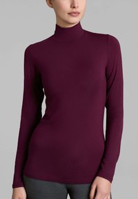 Maglietta a maniche lunghe color bordeaux con collo alto, realizzata in un tessuto morbido e con un design aderente, caratterizzata da un collo alto e una costruzione senza cuciture.