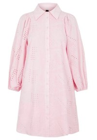 Robe rose clair à manches longues, boutonnée, avec manches bouffantes et col pointu, présentant un motif ajouré géométrique.