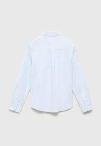 Cămașă albastră deschisă cu dungi, mâneci lungi, cu guler cu nasturi și tiv rotunjit. Include un yoke la spate și manșete cu două butoane.