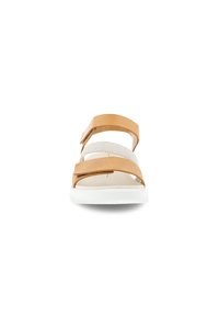 Vaaleanruskeat nahkasandaalit, joissa on kolme säädettävää hihnaa, valkoinen pohja ja tekstiilinen koriste. Mallissa on pyöreä varvas ja minimalistinen muotoilu.