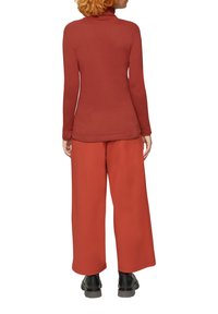 QS MIT ROLLKRAGEN - Langarmshirt - rostrot