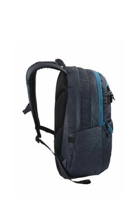 Mochila azul oscura con un acabado texturizado, que presenta un zipper y acentos en verde azulado. Incluye correas de hombro acolchadas y múltiples bolsillos con zipper.