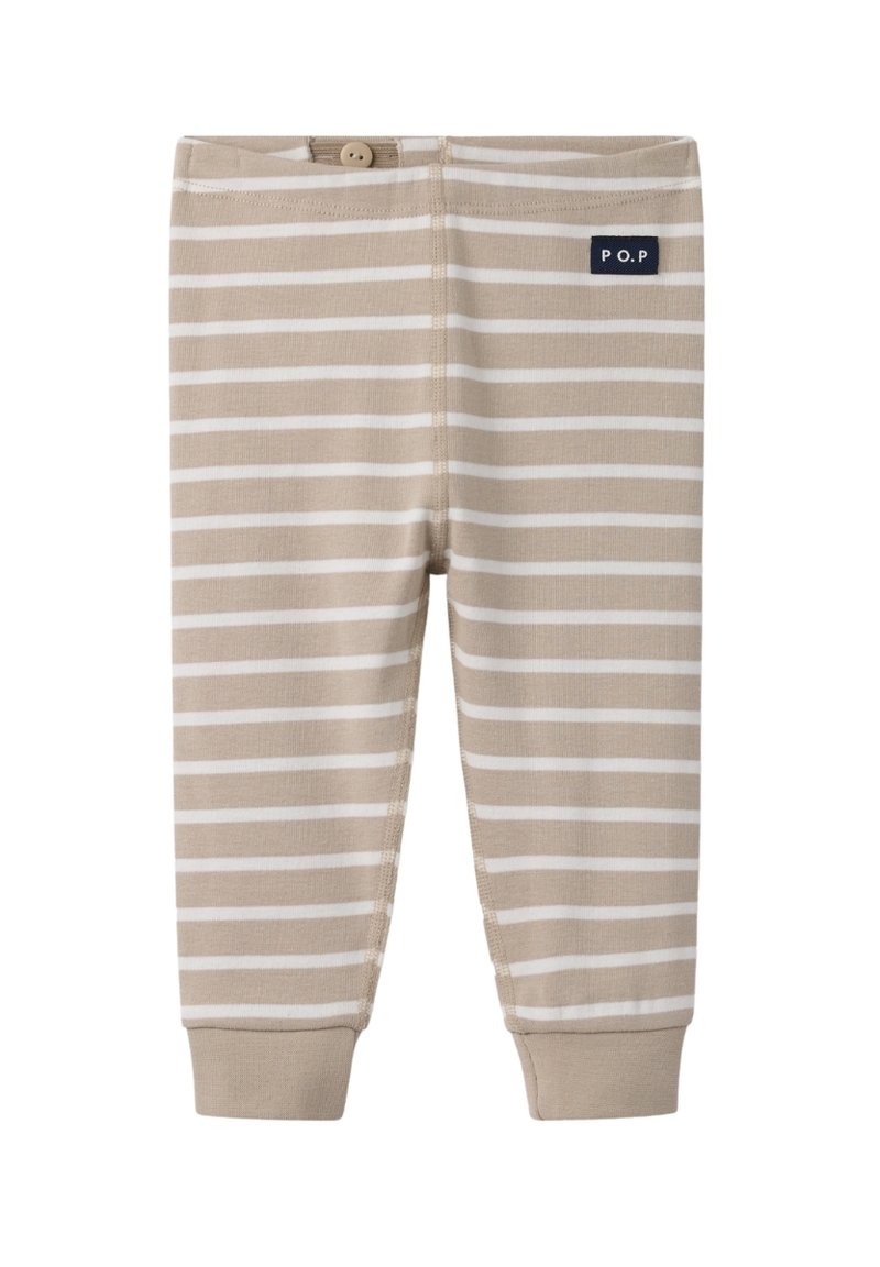 Pantalon pour enfants beige à rayures comprenant des rayures blanches horizontales, un tissu doux, une taille élastique et une petite étiquette bleue avec le logo "P.O.P".