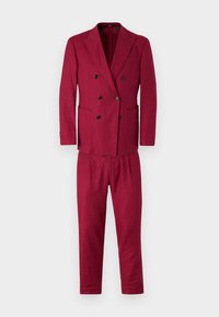 Sacou dublu din material bordeaux, cu guler în V, având două buzunare frontale, asociat cu pantaloni asortați. Textură netedă, potrivire ajustată.