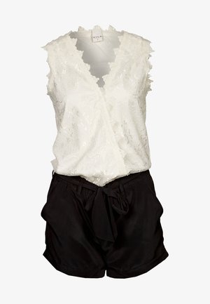 Witte kanten wikkeltop met golfranden, gecombineerd met zwarte riemshorts van een zachte, lichtgewicht stof en een ontspannen pasvorm.