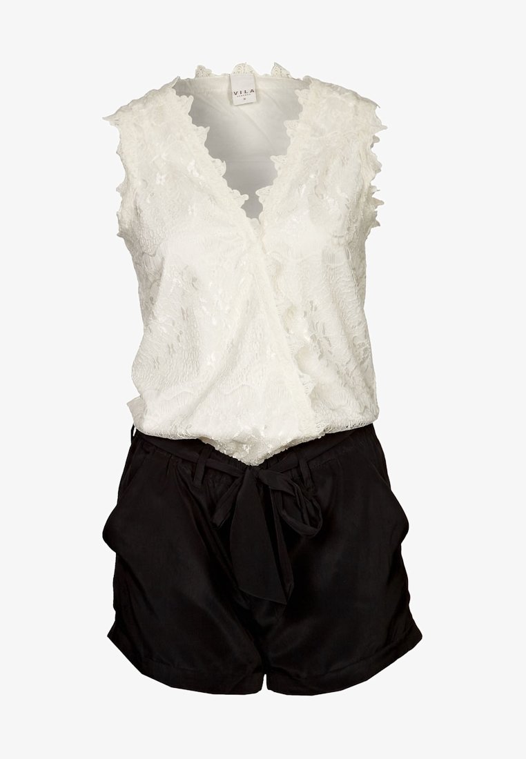 Vit spetsomslagstopp med scallopkanter, kombinerad med svarta shorts med bälte som har ett mjukt, lätt material och avspänd passform.