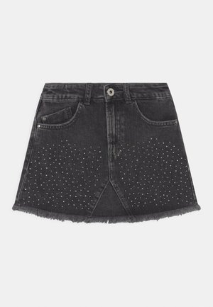Jupe en denim noir avec un ourlet effiloché, dotée de petits clous en argent disposés en motif pointillé à l'avant et de deux poches avant.