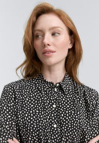 TOM TAILOR DENIM MIT MUSTER - Camicia - black white dotted print/nero