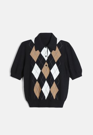 Czarny sweter z krótkim rękawem, kołnierzykiem i wzorem rombów argyle w kolorach beżowym, białym i czarnym na przodzie oraz trzema czarnymi guzikami.