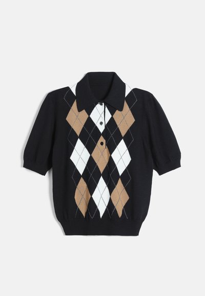 Pull noir à manches courtes avec col et motif losange argyle beige, blanc et noir sur le devant, avec trois boutons noirs.