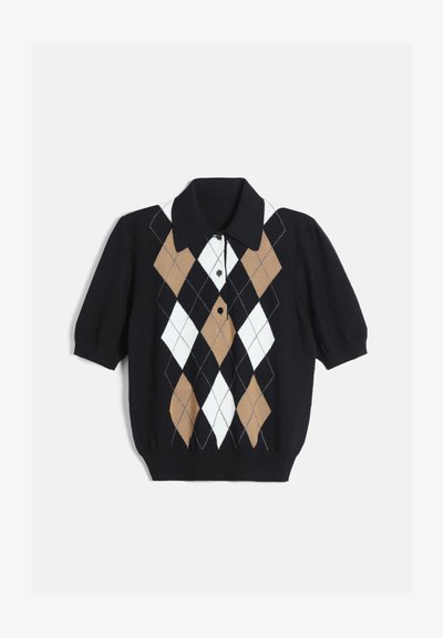 Pull noir à manches courtes avec col et motif losange argyle beige, blanc et noir sur le devant, avec trois boutons noirs.