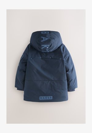 Mørkeblå polstret jakke med hætte, der har et stort "BAKER"-tryk på ryggen, minimalistisk design og glat tekstur.