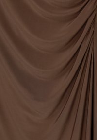 Schokoladenbrauner Stoff mit sanftem Fall, glatter Textur und subtiler Glanz. Enthält geraffte Details, die sanfte Falten und Bewegung erzeugen.