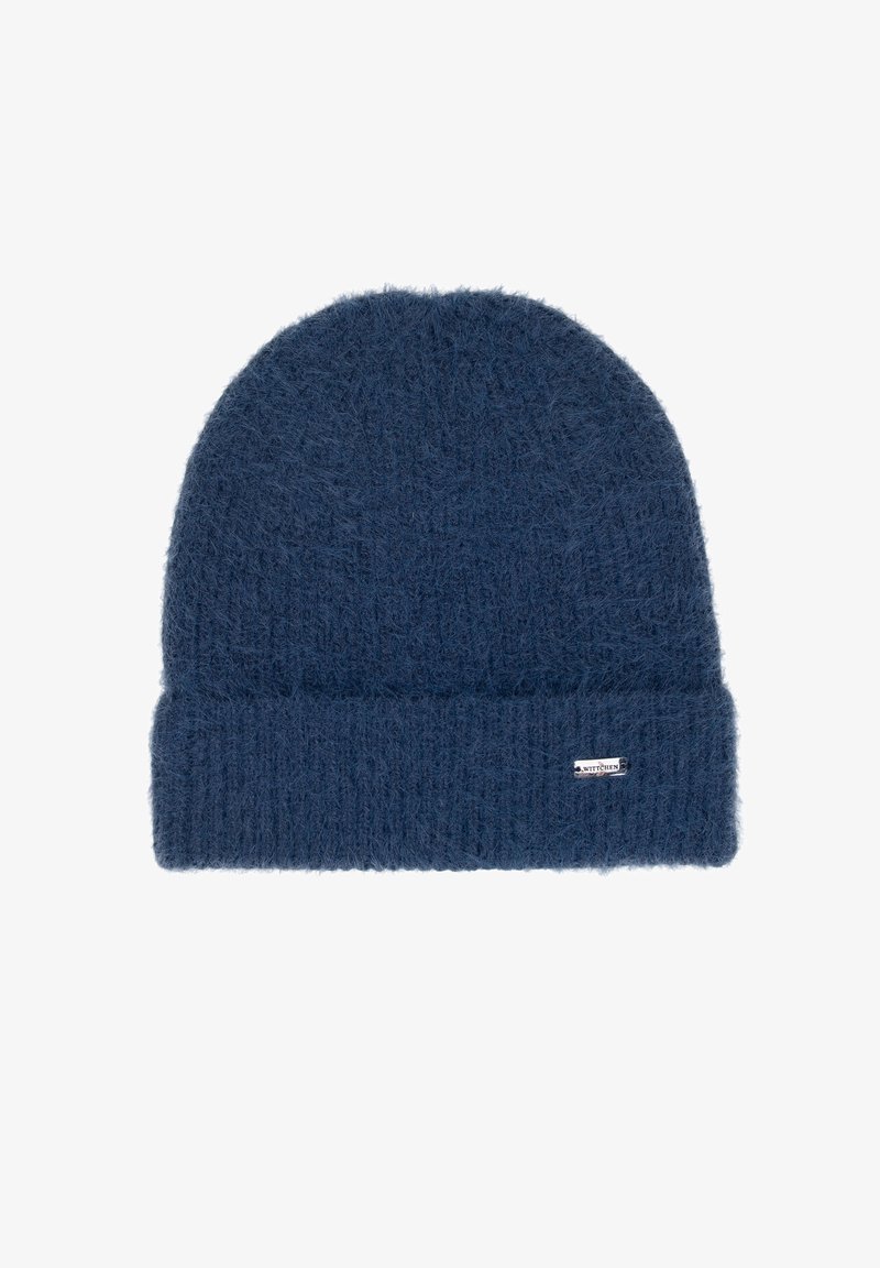 Pletená čepice tmavě modré barvy s měkkou, chlupatou texturou a ohrnutým lemem s malou značkovou etiketu po straně.