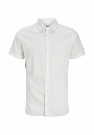 Chemise à manches courtes de couleur claire avec des boutons, pantalon gris, chapeau seau noir et chaussures noires. Tissu uni avec une coupe décontractée.