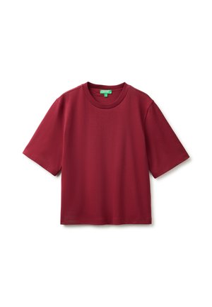Gładki bordowy t-shirt z krótkim rękawem, okrągłym dekoltem i małą zieloną etykietą wewnątrz kołnierza.