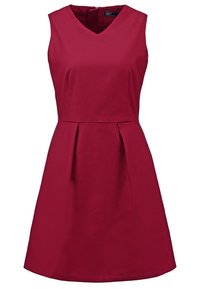 Robe rouge sans manches longueur genou avec encolure en V et détail plissé à la taille, réalisée en tissu lisse avec fermeture éclair au dos.