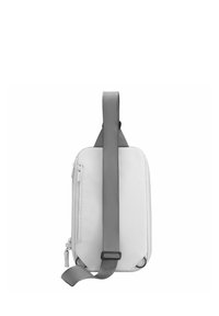 Sac à bandoulière gris clair avec une texture lisse, bandoulière grise réglable, doté d'une poche latérale zippée et de bords arrondis.