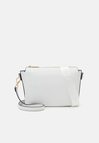 Bílá kožená crossbody taška s texturovaným povrchem, černými akcenty, zlatým kováním a logem potištěným nastavitelným popruhem. Uzávěr na zip.